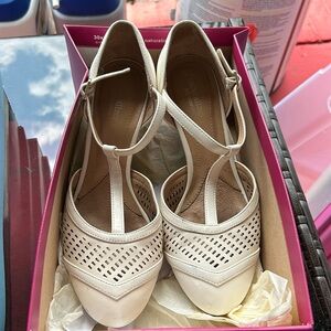 Naturalizes loriana heels.